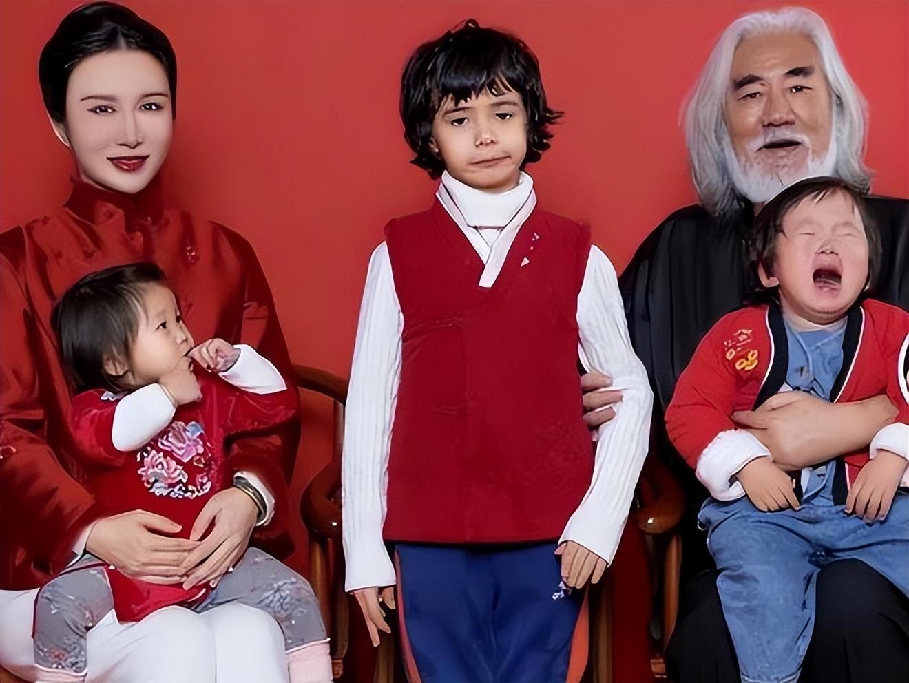 回顾张纪中执导武侠片出名娶杜星霖生2子今一家4口幸福美满