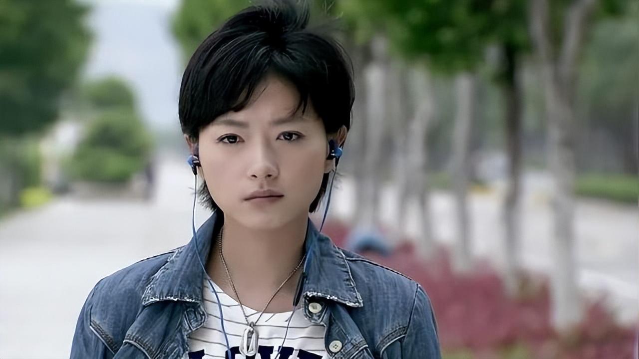 刚开始的时候,她接触的是话剧,虽然跟电视剧电影比起来,看话剧的人