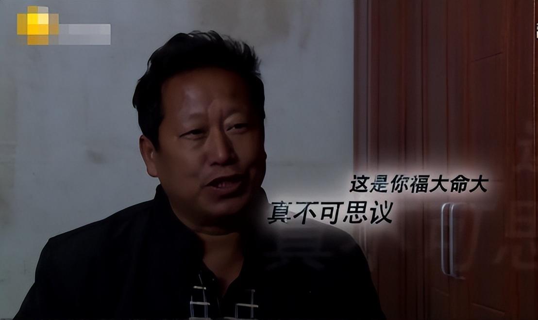 沈爱兰刚被救上来的时候,只穿着泳衣,整个人十分虚弱.