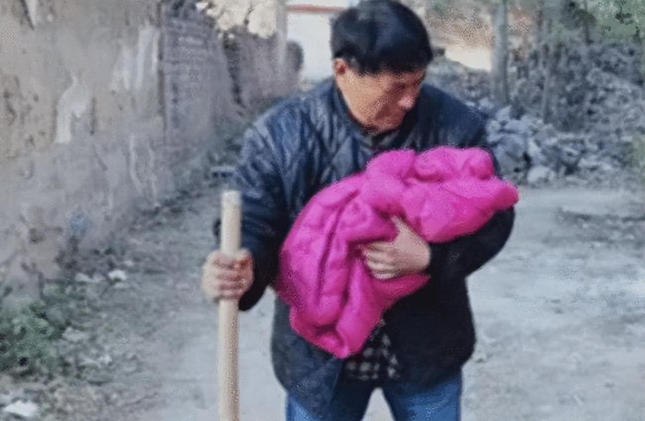 回顾她曾是弃婴被残疾农民收养23年后成白眼狼把养父告上法庭