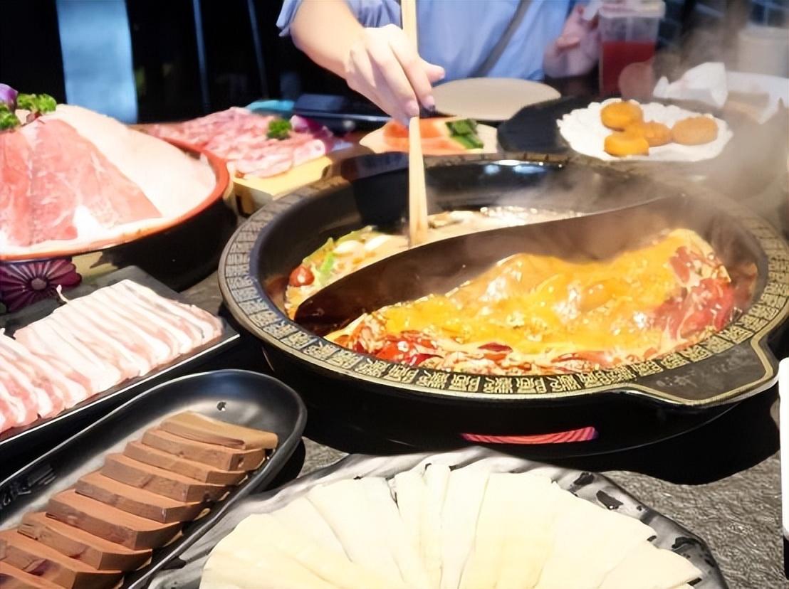 吃火锅时服务员问要不要加汤其实在暗示你不懂就尴尬了