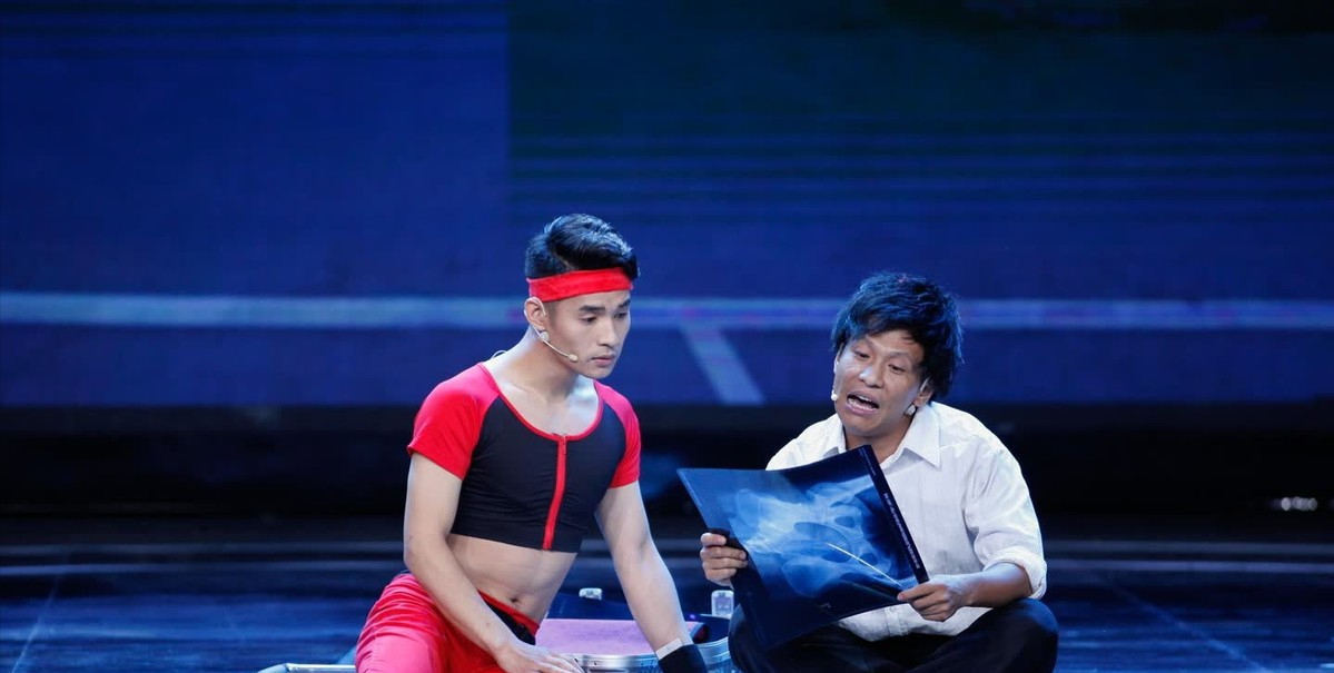 直到宋小宝19岁的时候,他才遇到了人生中的贵人,二人转演员焦小龙.