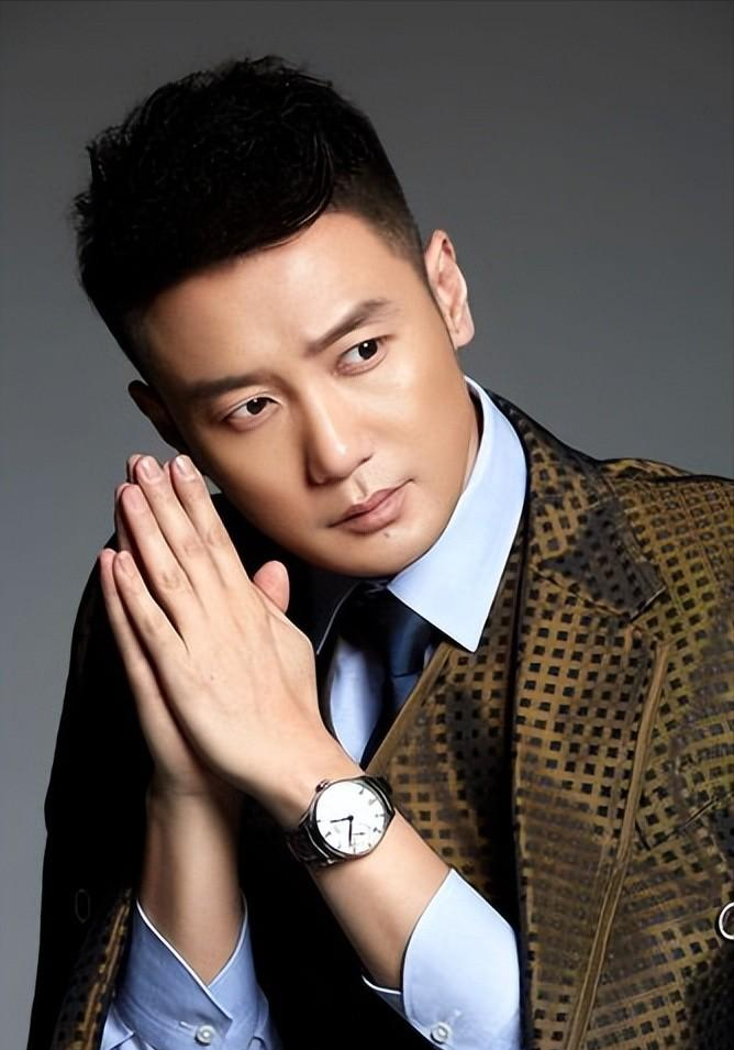 1983年,巩峥出生在江西南昌的一个小康家庭,他从小就表现出聪慧听话