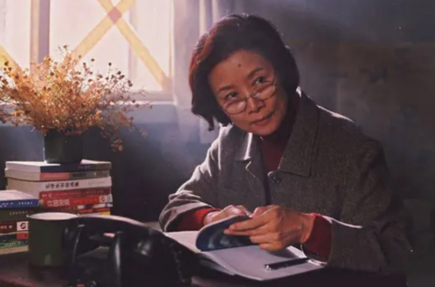 回顾吕中嫁给小学同学儿子是导演儿媳是影后女儿们是国家栋梁