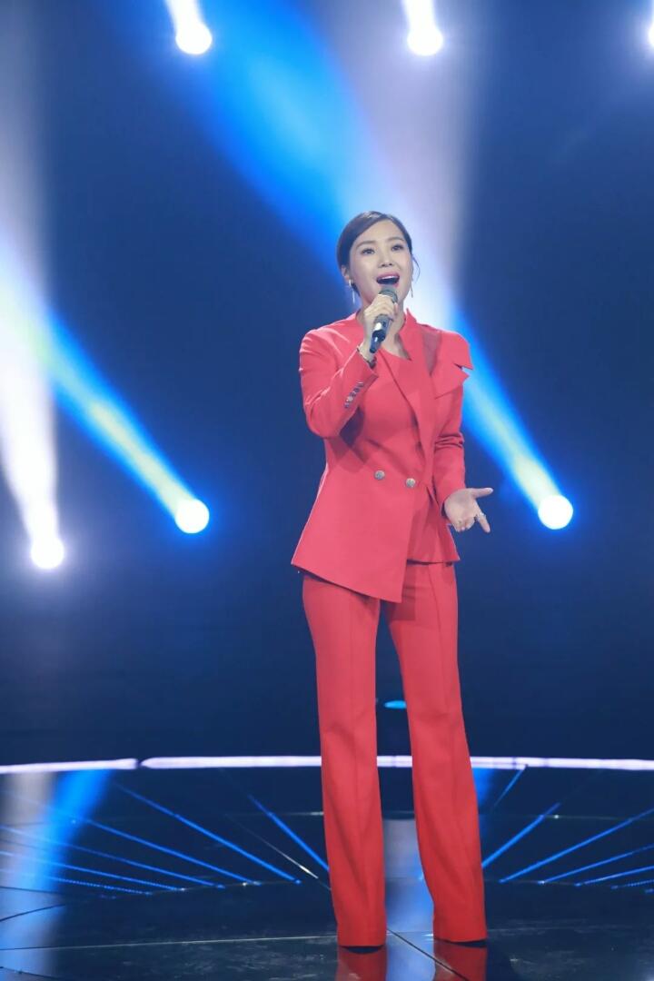 回顾歌手云朵本是餐厅服务员18岁后拜师刀郎与师傅情同父女