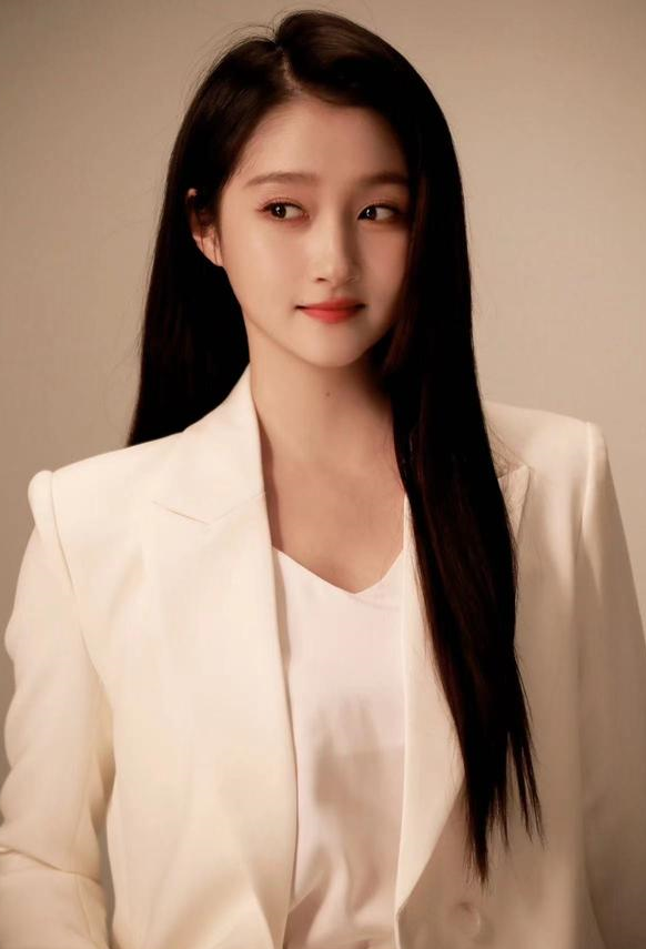 关晓彤三亚晚宴穿高级白裙,网友:我要变成白裙姐姐!