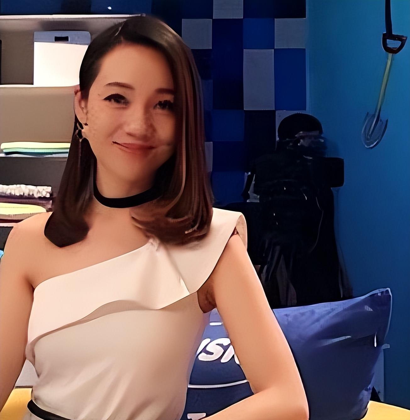 回顾她是美女主持人嫁给神秘老公生下三个孩子50岁宛如少女