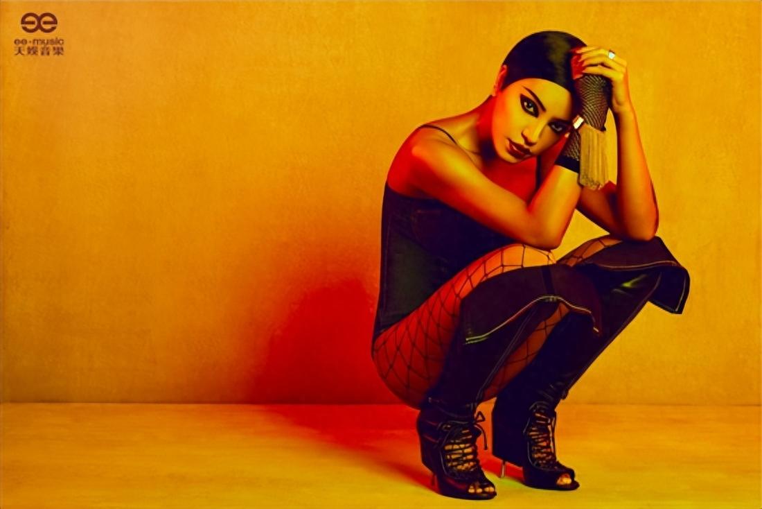 回顾超女冠军江映蓉因整容失败像怪物全身只剩眼珠是自己的