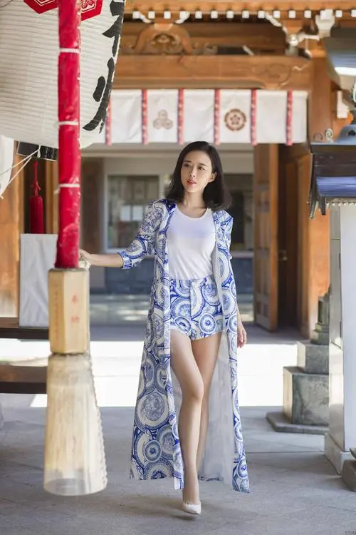 回顾演员颜丹晨嫁小4岁同行44岁高龄生子如今幸福美满