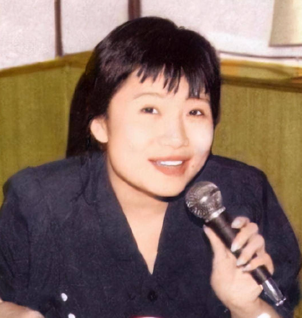 回顾歌手李娜出家25年孤单老母曾心痛流泪现在老人过得怎样