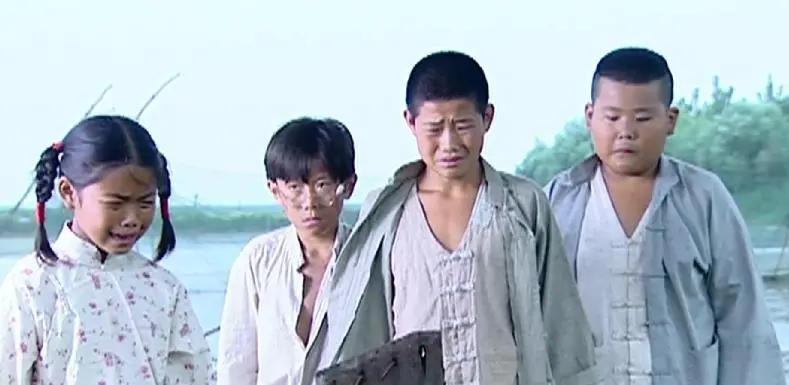 父母由于工作繁忙,根本没有时间照看她,所以王莎莎很小便过起了"周五