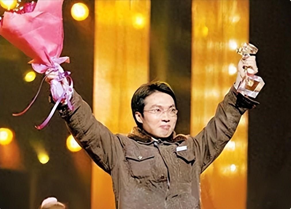 回顾那个带着领养妹妹上大学感动中国的洪战辉如今咋样了