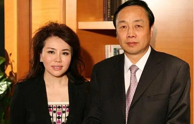 回顾著名央视主持人方静一生未婚44岁客死他乡成父母余生之痛