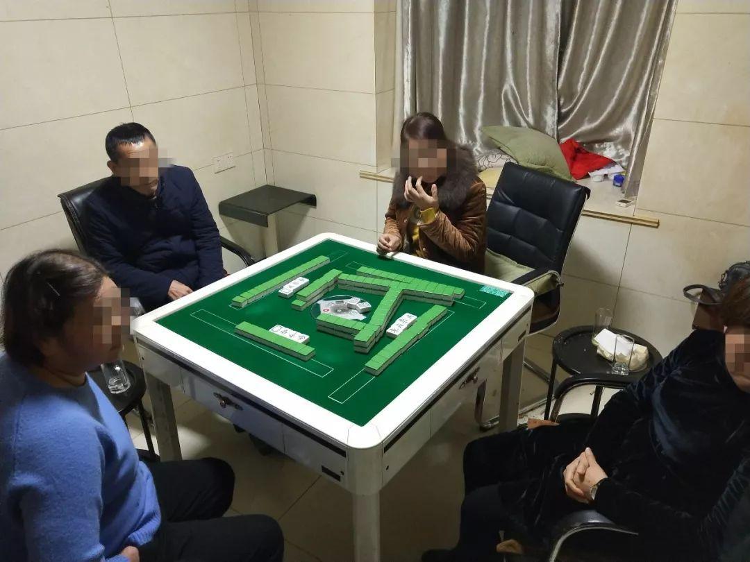 平时忙于工作的王天辉最开始并不知道妻子赌博的事情.