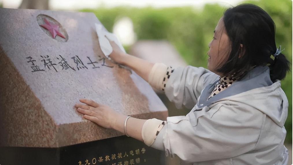 回顾因救跳江女子不幸牺牲的孟祥斌他的妻女如今过得怎样