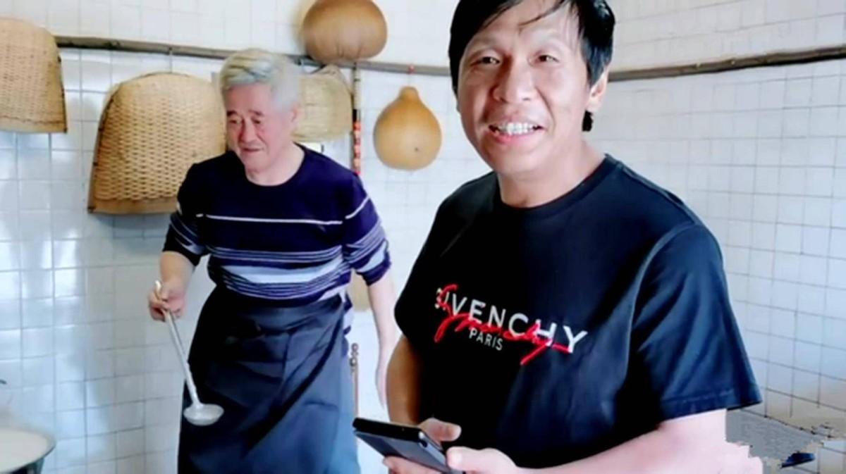 直到宋小宝19岁的时候,他才遇到了人生中的贵人,二人转演员焦小龙.