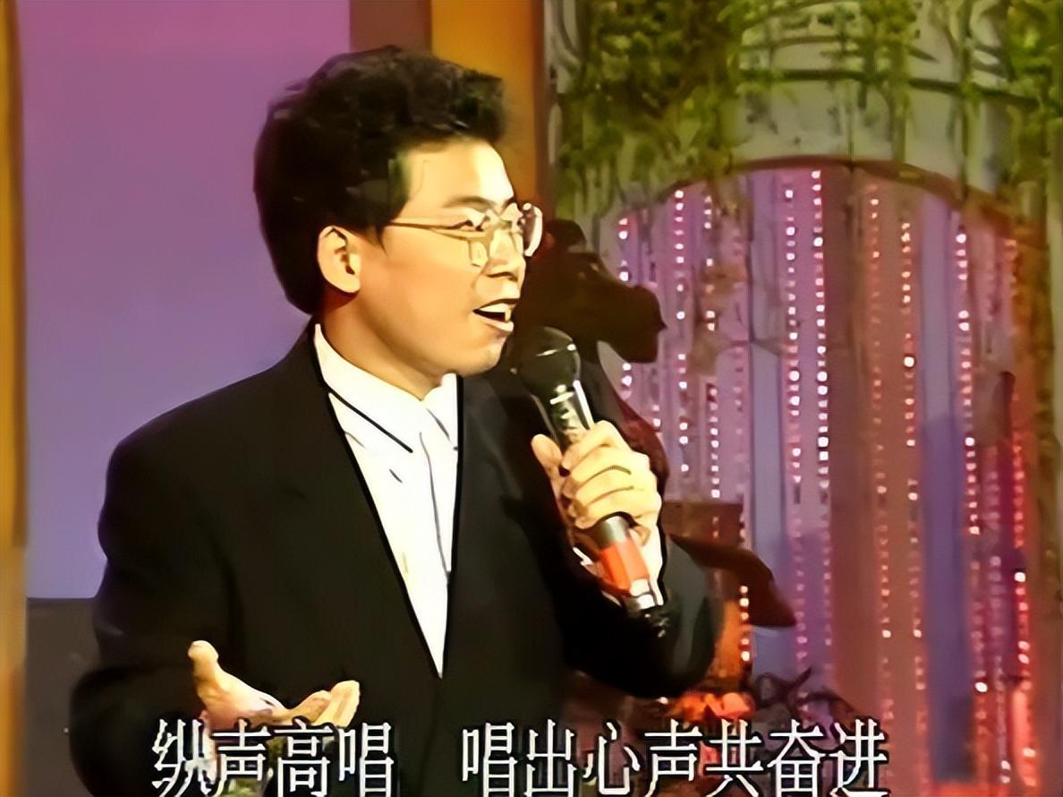 回顾爱国歌手张明敏28岁爆红后被打压卖掉车房义演