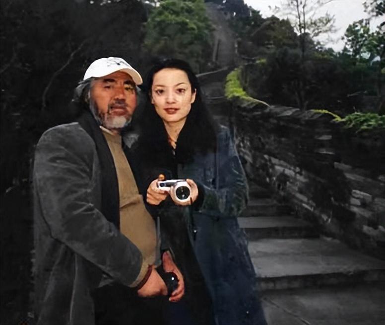 回顾张纪中执导武侠片出名娶杜星霖生2子今一家4口幸福美满