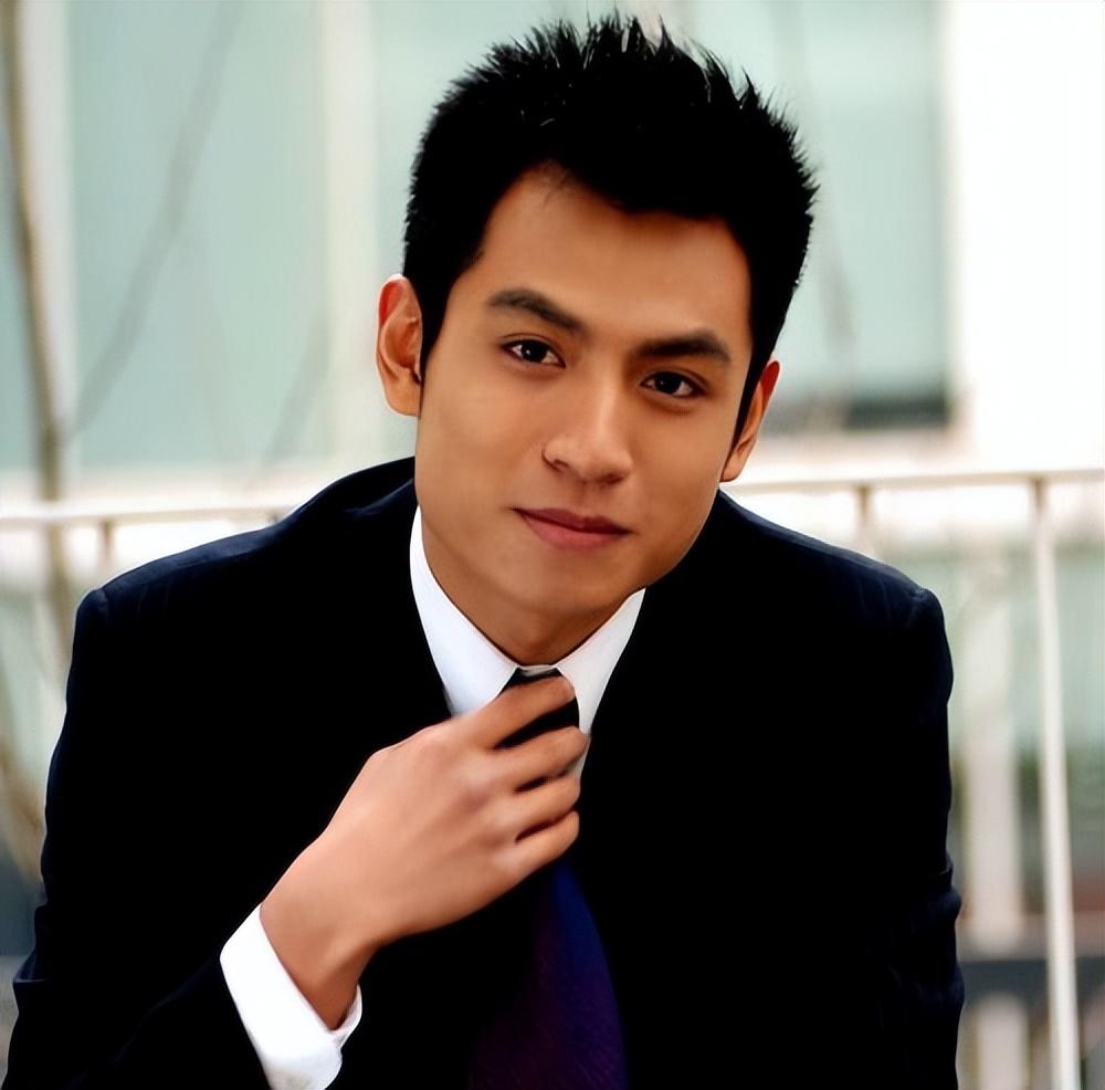 回顾央视主播何岩柯:含泪拯救母亲,将爱扩散,今40岁未婚也幸福