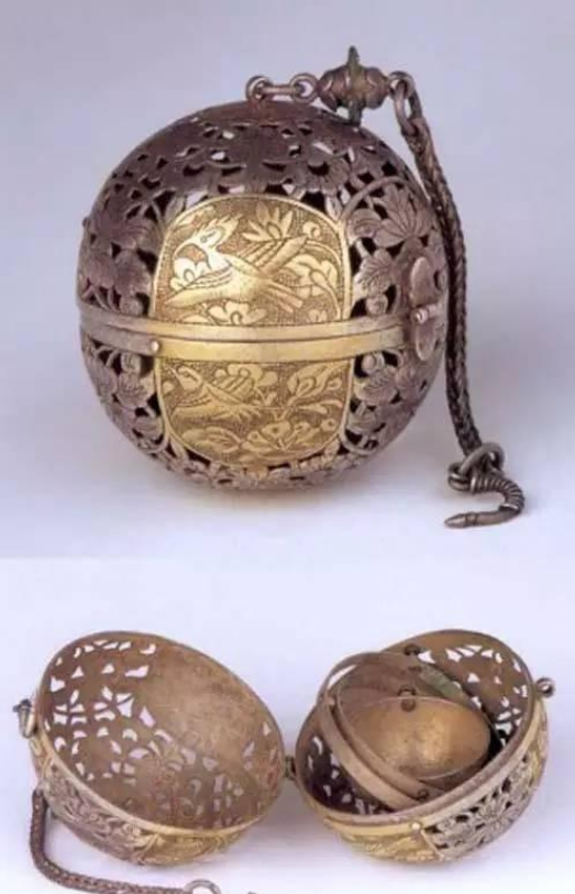 古代的冬天没有现代的暖气设备,人们只能依靠些简单的取暖工具来驱寒