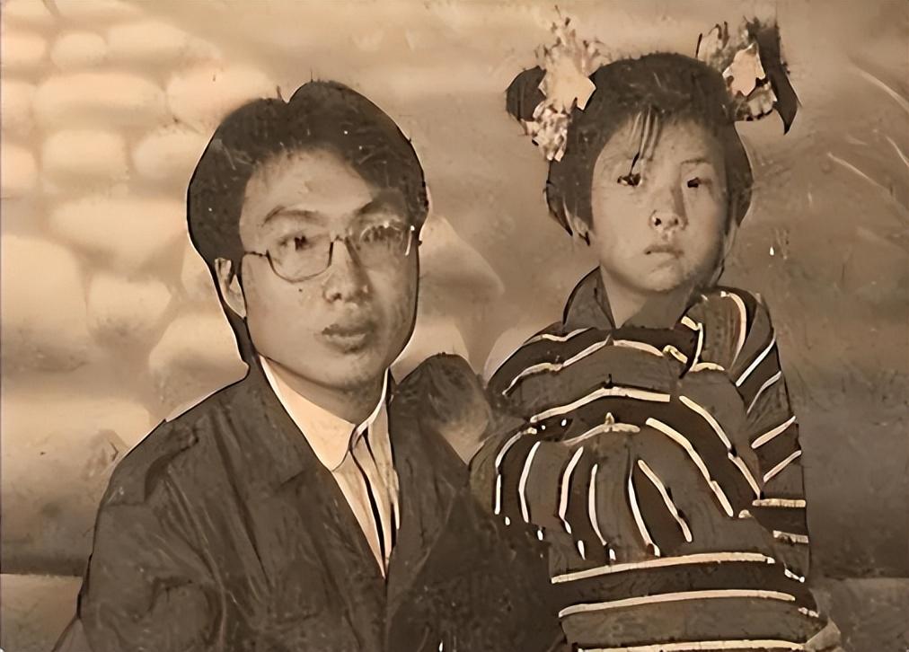 回顾那个带着领养妹妹上大学感动中国的洪战辉如今咋样了