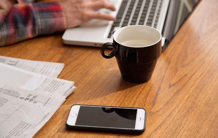 互联网时代"无人问津"的报纸,报社却还在大量印刷,谁