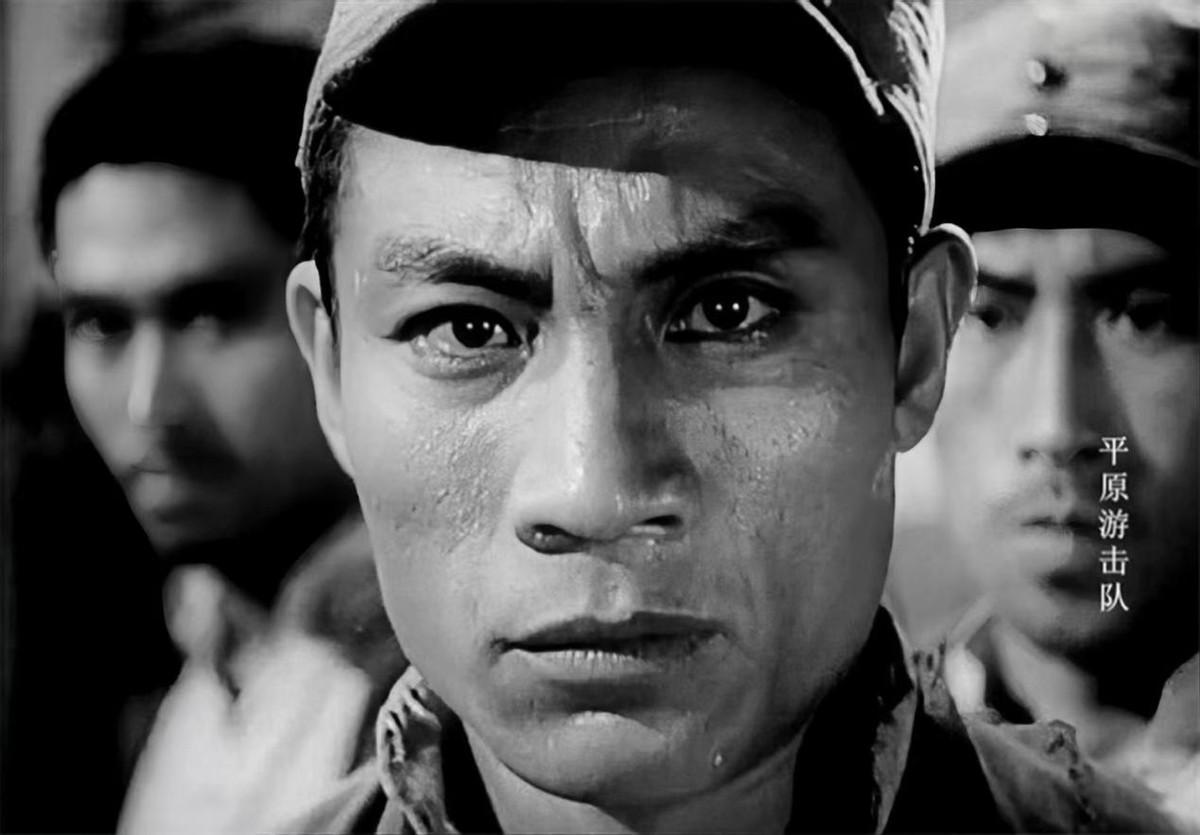 当时片场的拍摄条件很是艰苦,胶卷又贵,很多剧情都要事先排练,大家