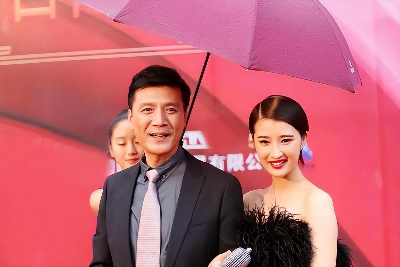 回顾奚望在继父刘之冰支持下离婚带着女儿的她现在怎样了