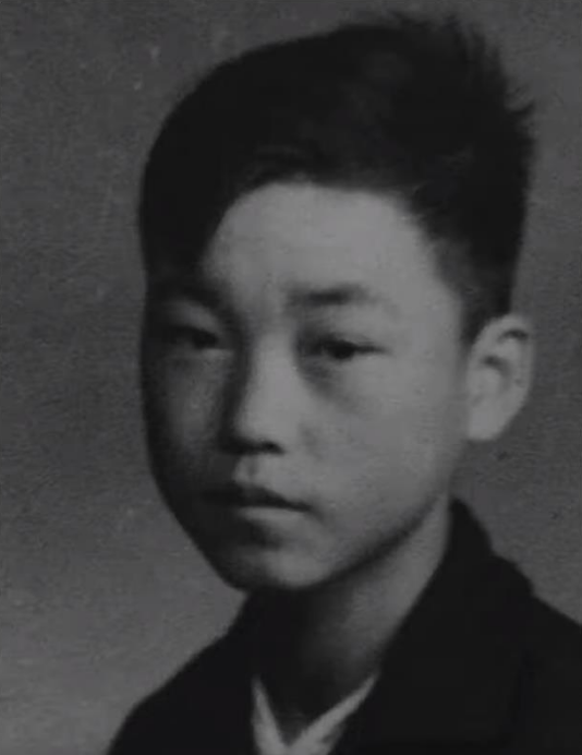 即便是在几十年后面对采访,中岛幼八依旧清晰记得,小时候"妈妈"用掌心