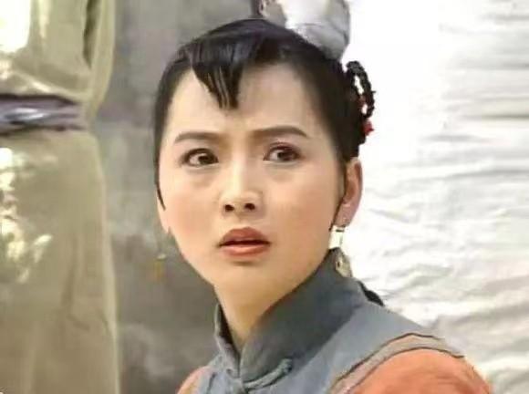 又在大片云集的《新龙门客栈》中演绎了英姿飒爽的金燕子.