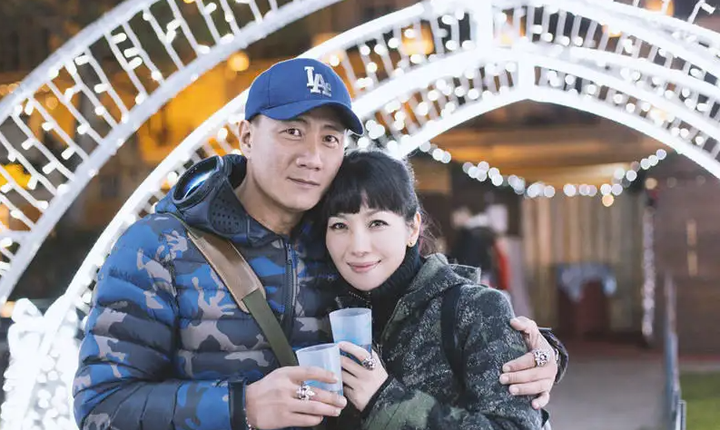 在2006年7月,刘嘉玲到北京做一个宣传活动,特地邀请胡军一家吃饭,她们