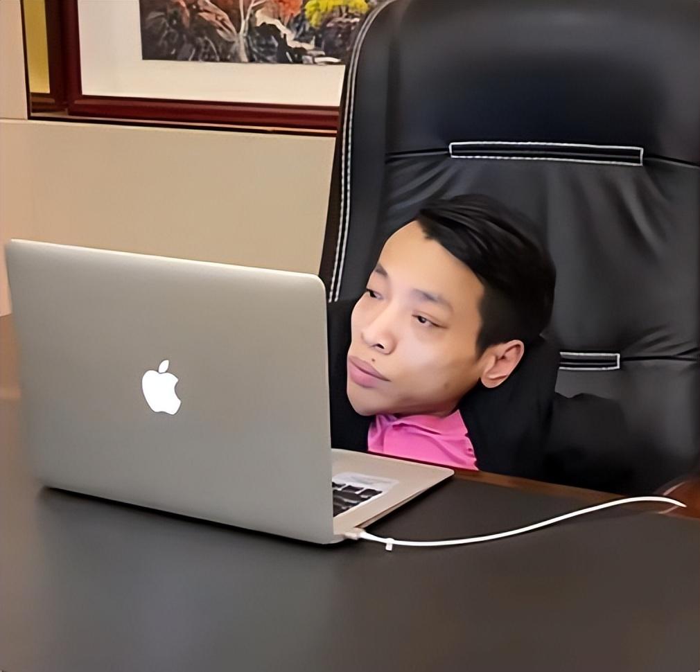 回顾袖珍总裁李创利:高80厘米坐婴儿车赚上亿身家,连娶两任美娇娘