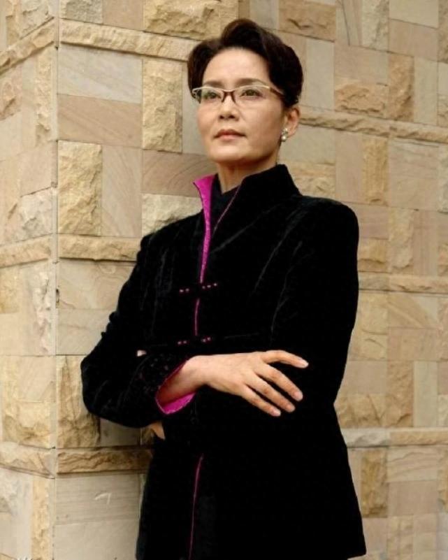 回顾潘虹:从当红小花到"婆婆专业户",离不开前夫的推波助澜