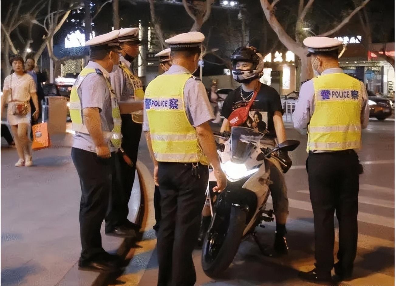 回顾湖南夫妇丧子15年后儿子酒驾被查父亲痛哭孩子早就死了