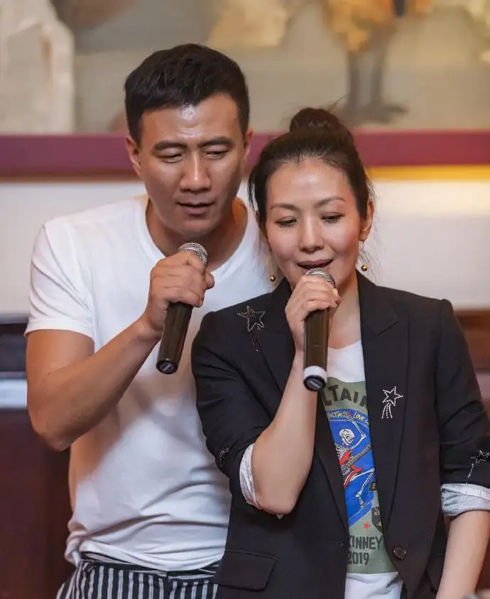 回顾演员胡军怜香惜玉不过绅士风度守护爱情娇妻才是唯一