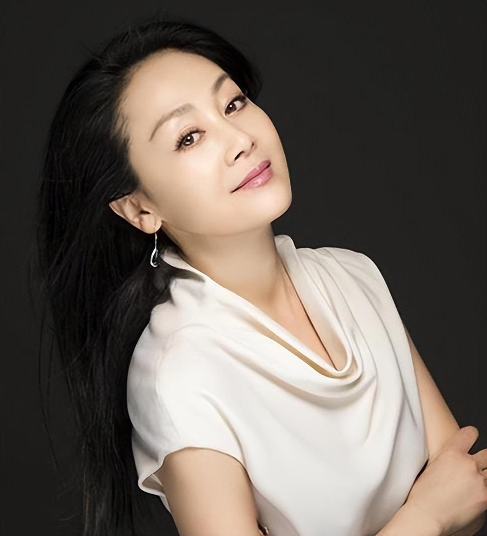 回顾著名演员王姬事业和情感坎坷有泪如今仍将29岁智障儿子当宝