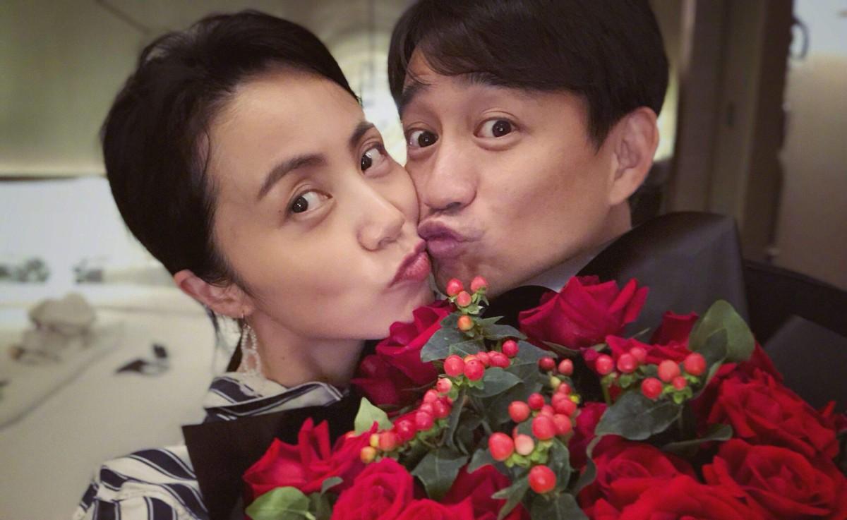 看着黄磊在家为孙莉烹饪一日三餐的微博,当年口中的"不伦之恋"已然摇