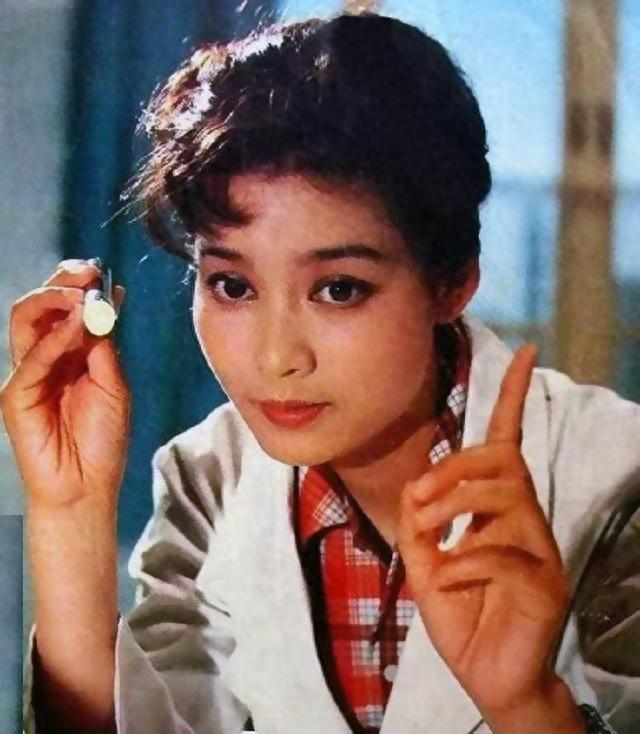 回顾潘虹从当红小花到婆婆专业户离不开前夫的推波助澜