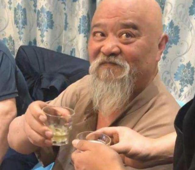 回顾演员李琦:每天2包烟,顿顿8两酒,不顾医生劝诫,如今怎样了