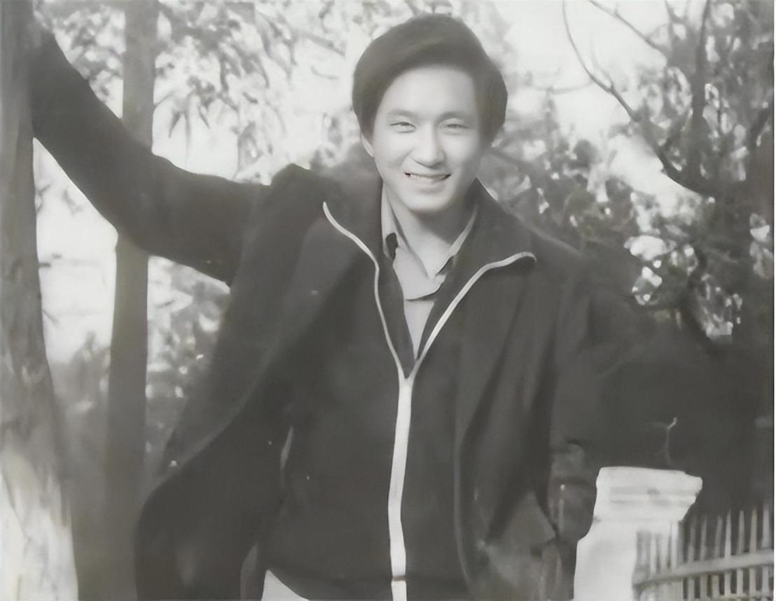 回顾姚刚对婚姻不愿将就52岁依旧单身妈妈为了他失眠流泪