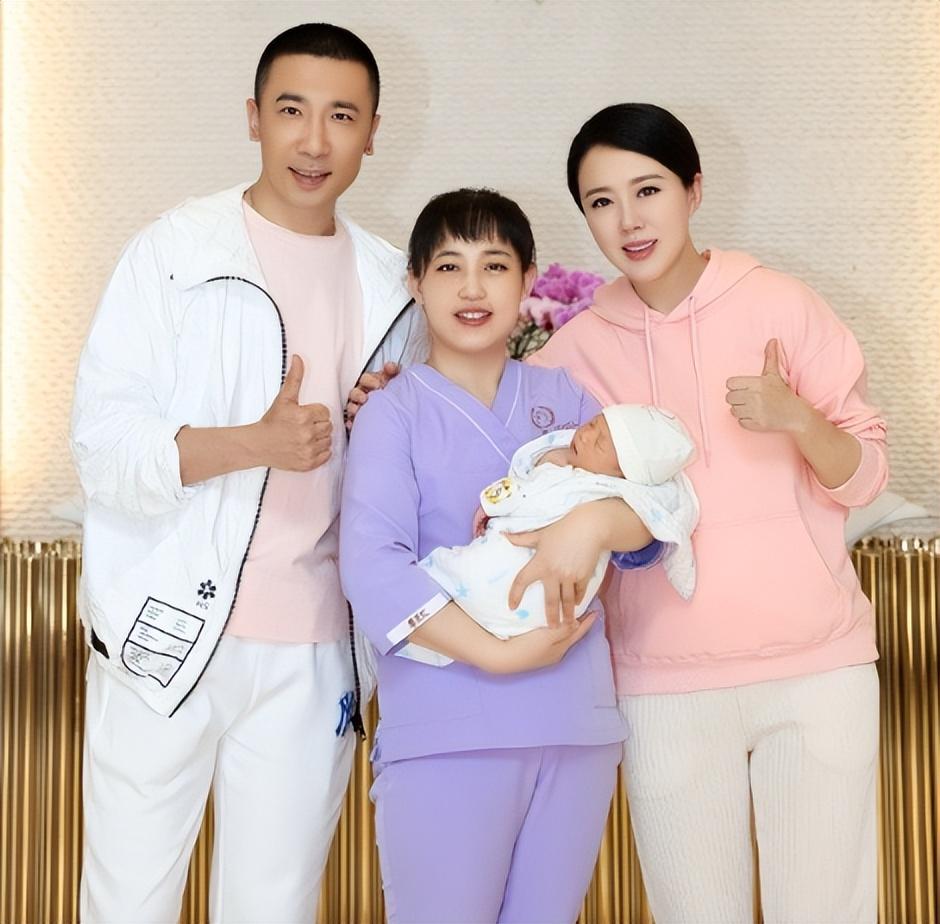 回顾演员颜丹晨嫁小4岁同行44岁高龄生子如今幸福美满