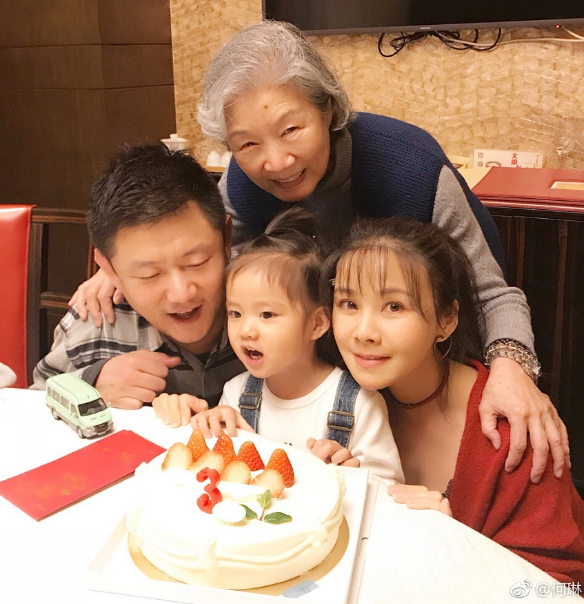 回顾吕中嫁给小学同学儿子是导演儿媳是影后女儿们是国家栋梁