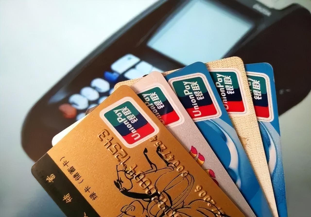 银行卡别再开通短信通知了,不少人没当回事,多亏有银行员工提醒