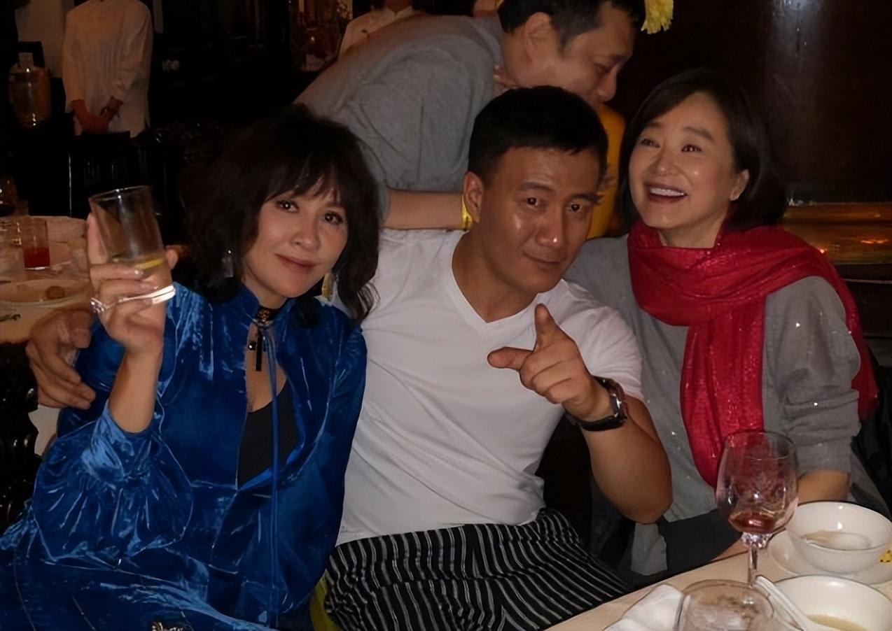 回顾演员胡军怜香惜玉不过绅士风度守护爱情娇妻才是唯一