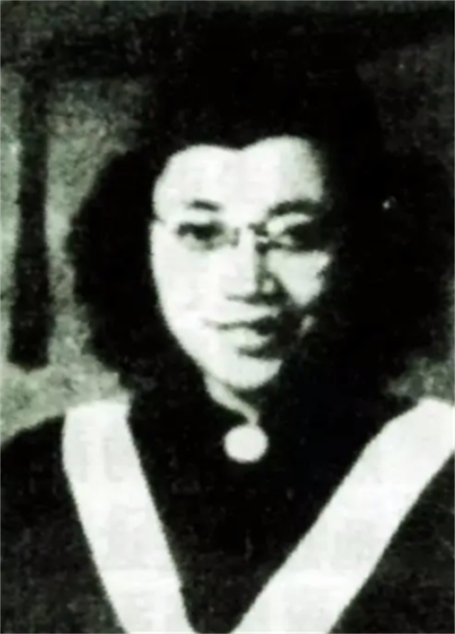 1950年中共女特工在台湾被捕被抓前让我把窗外的旗袍收了