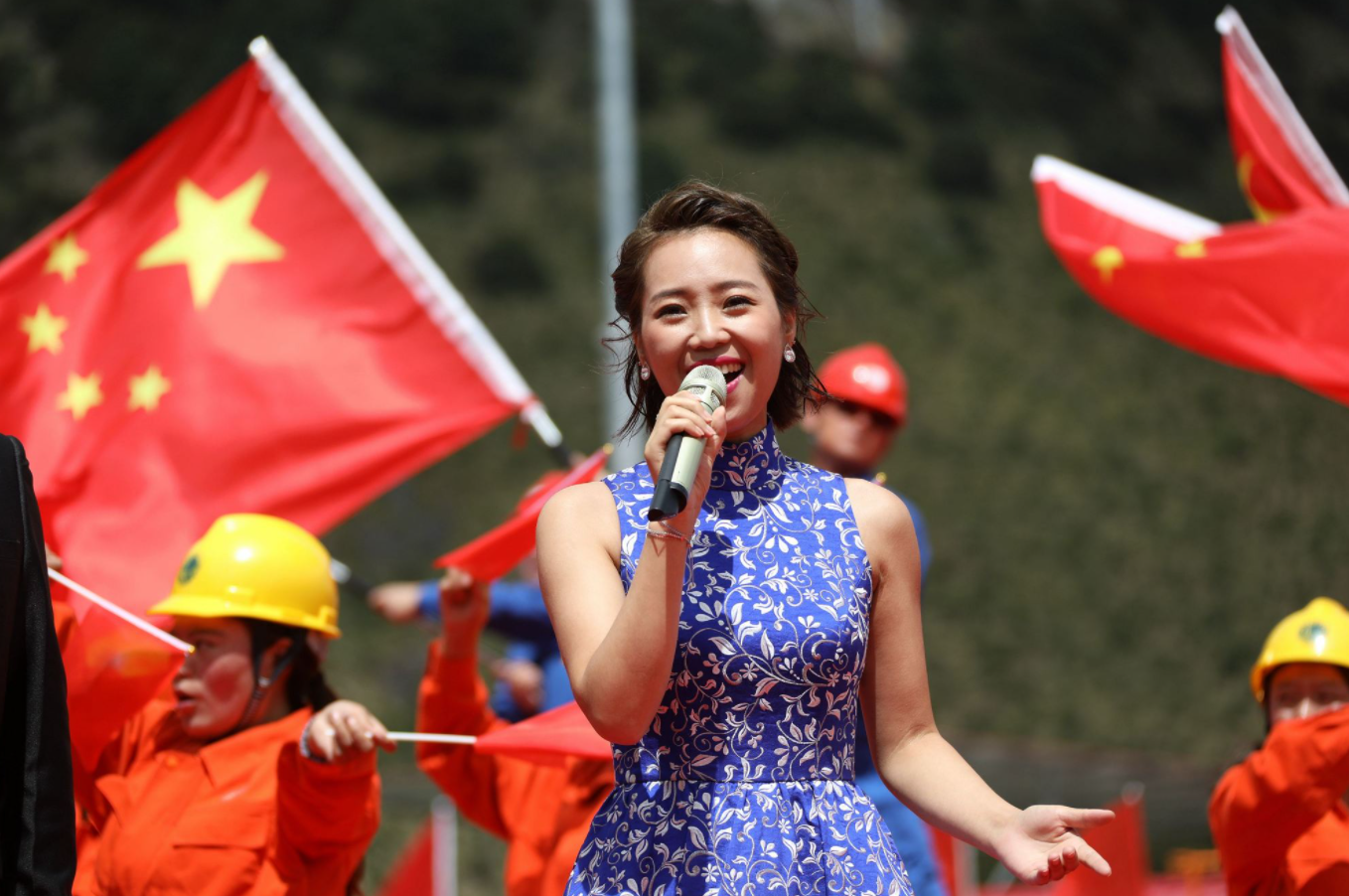 回顾歌手云朵本是餐厅服务员18岁后拜师刀郎与师傅情同父女