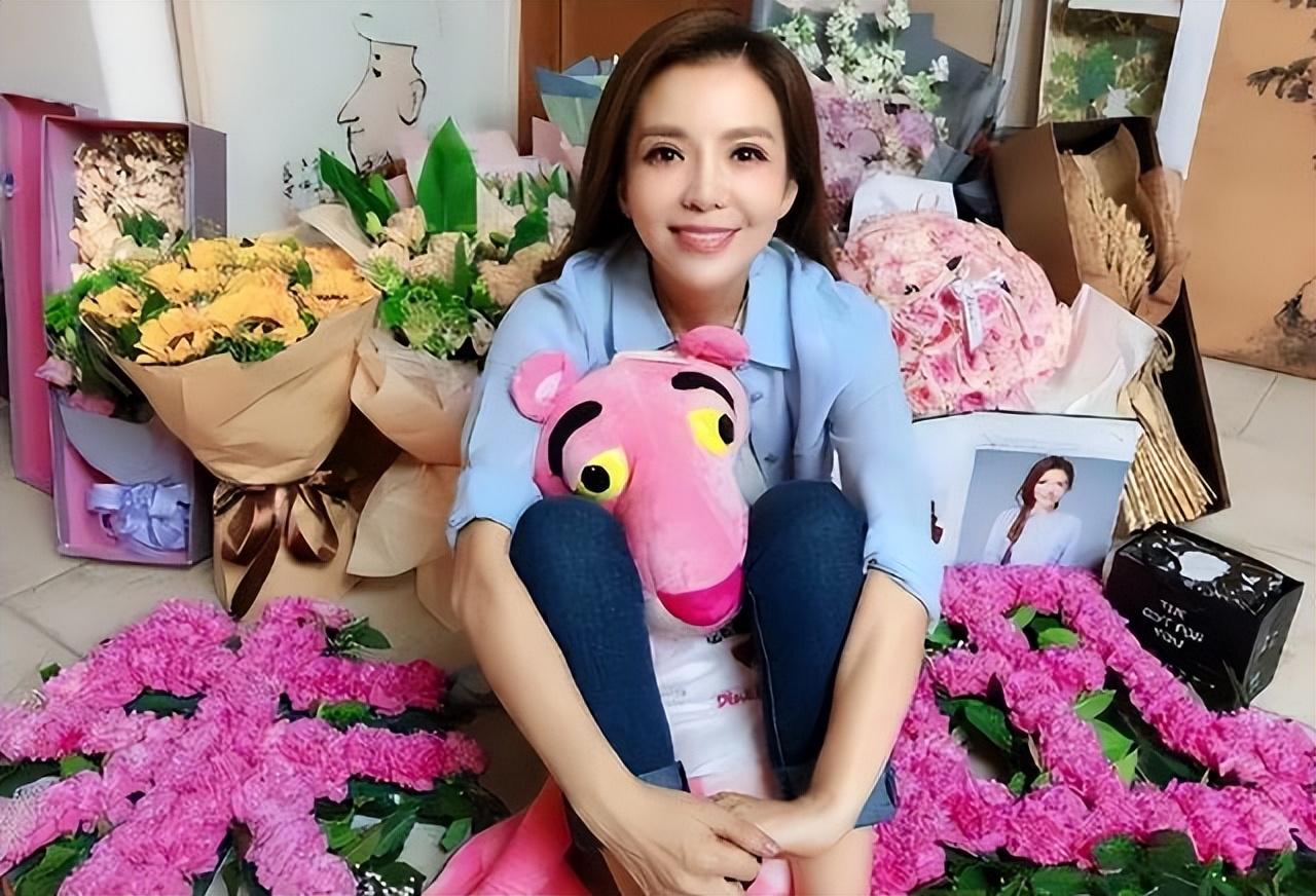 回顾朱迅嫁大8岁王志伺候瘫痪公公抗癌期母亲成心中一生的痛