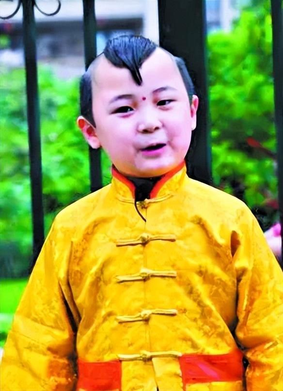 回顾红极一时的邓鸣贺6岁成名8岁病逝将悲痛留给妹妹和父母