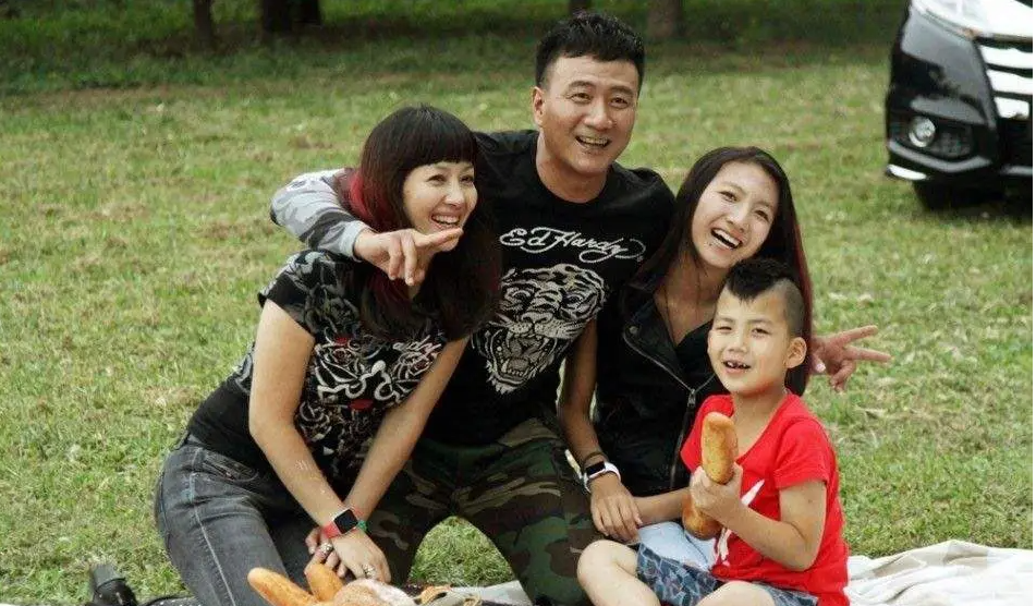 卢芳为了不让胡军担心,也为了不吵醒女儿,就哄着胡军,说女儿被吵醒了