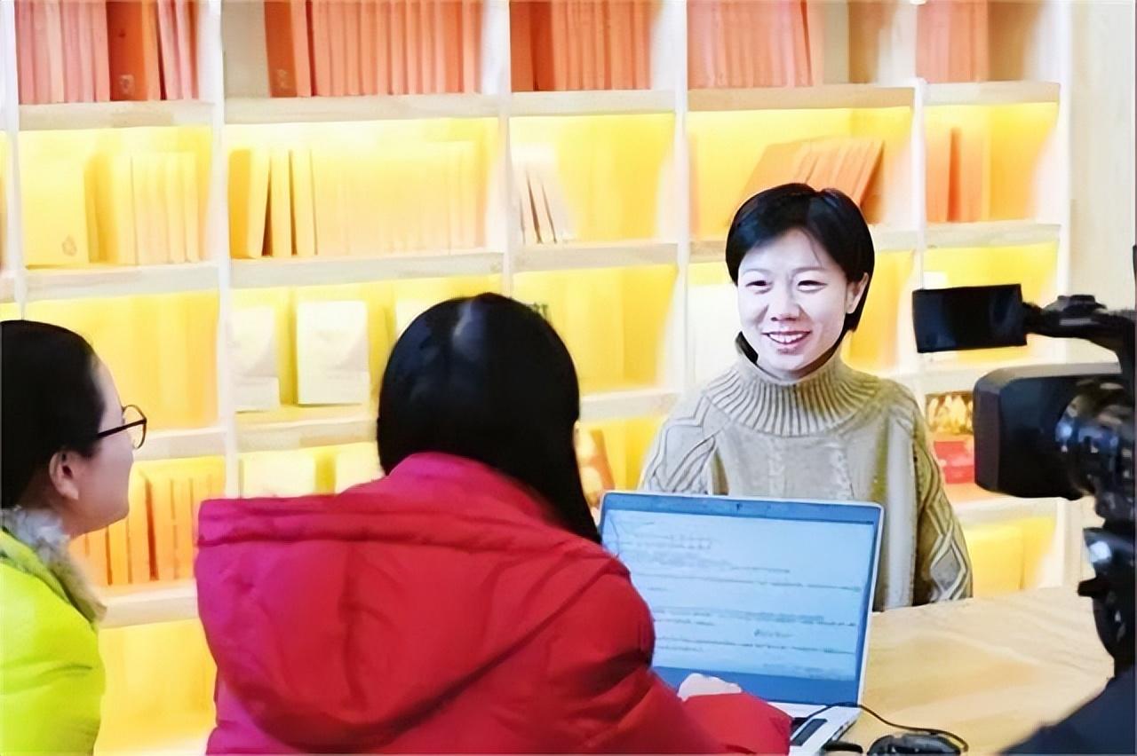 回顾山西大妈靠拾破烂养大独臂弃婴多年后女孩是如何回报她的